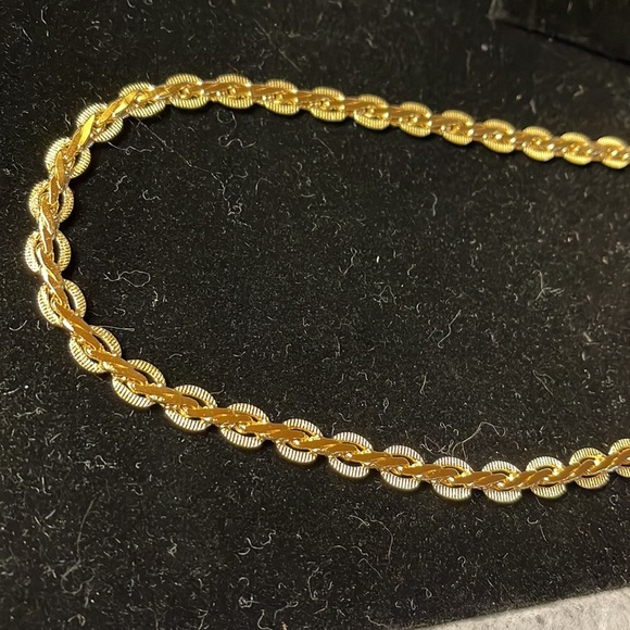 Avon -1990- Vintage Gold tone Opulent Chain Necklace - Picture 2 of 5